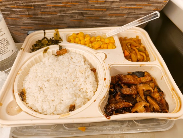 魯肉飯に付け合わせもたっぷり（すどさん提供）