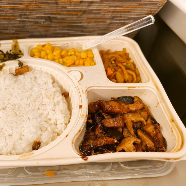魯肉飯に付け合わせもたっぷり（すどさん提供）