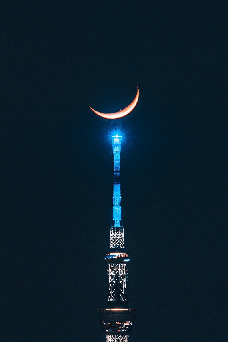 スカイツリーの真上に咲いた三日月…心を射抜くエモーショナルな情景が