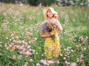お下がりの黒が「呪い」と言われた亡き兄。私は幸せだと花束に込めて