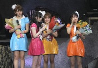 卒業公演、道重さゆみ（手前）のあいさつに涙ぐむ（左から）ジュンジュン、リンリン、亀井絵里＝横浜アリーナ、2010年12月15日撮影