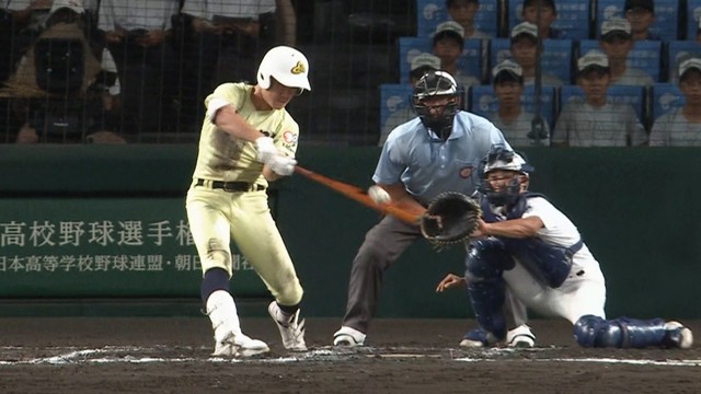 7回　英明の3番・松原蒼真が走者一掃のタイムリーツーベースを放つ