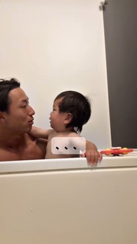 帽子を外した瞬間、父をじっと見つめて固まる息子／ちびすけさん（@ayusuke_fam）提供