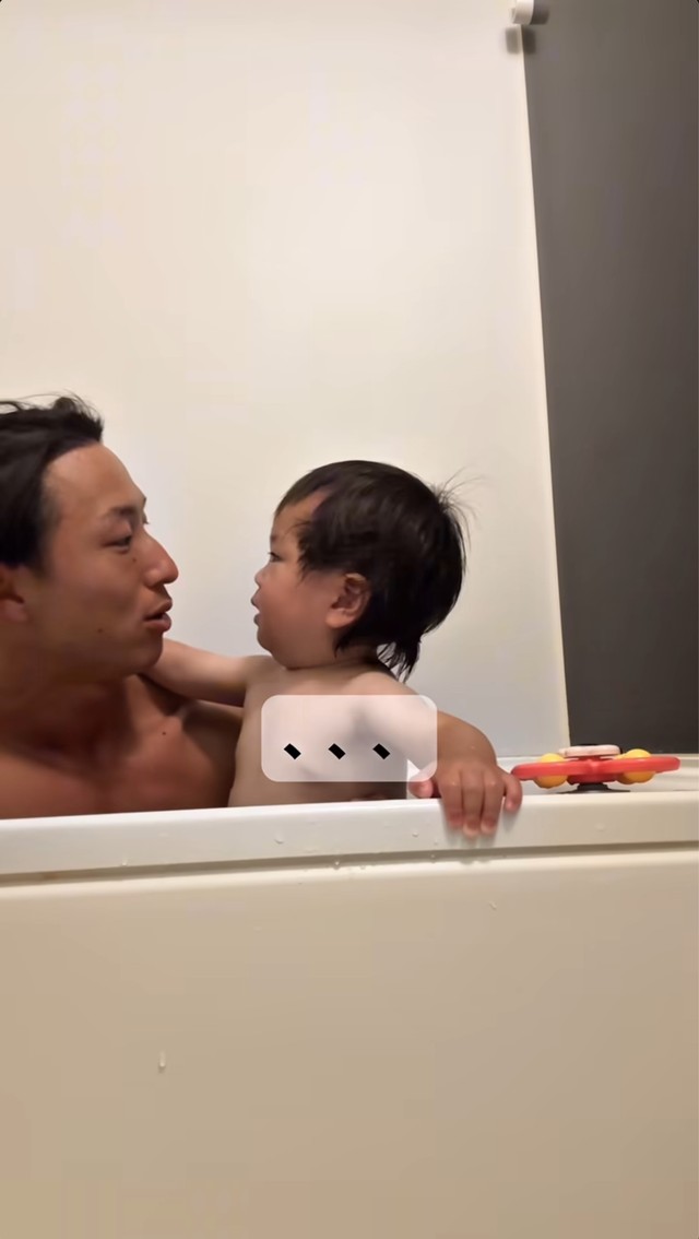 帽子を外した瞬間、父をじっと見つめて固まる息子／ちびすけさん（@ayusuke_fam）提供