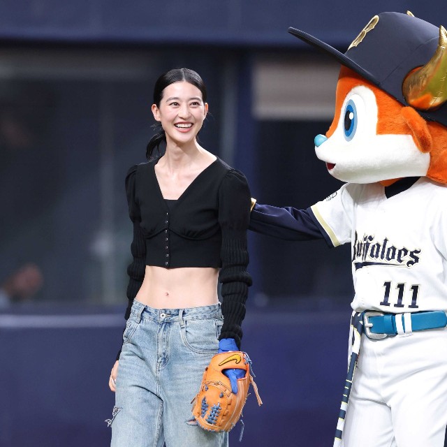 ヘソ出しルックで抜群スタイル