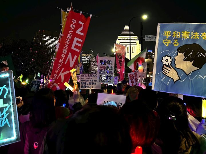 久野収は、デモを代表制民主主義を生かすための市民の直接参加と位置づけた