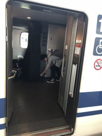 電車に積み込むのも大変＝石塚 廉 / Ren Ishizukaさん（@Kontrabass_Ren）提供