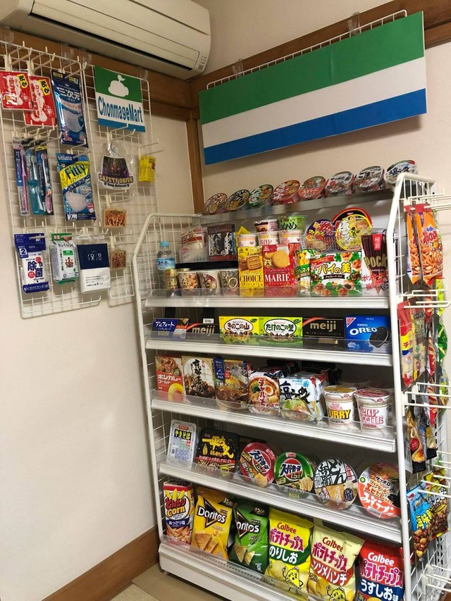 看板や吊り下げお菓子まで揃えた「ちょんまげマート」の店内（つかおさん提供）