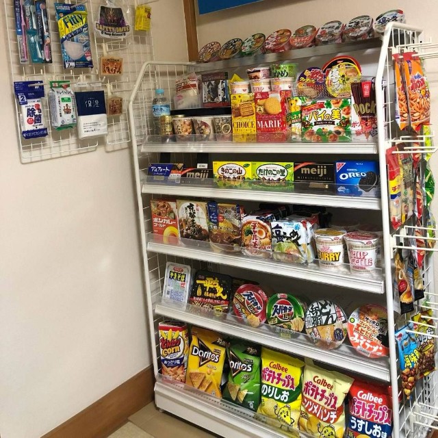 看板や吊り下げお菓子まで揃えた「ちょんまげマート」の店内（つかおさん提供）