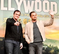 来日して取材に応じるクエンティン・タランティーノ監督（左）とレオナルド・ディカプリオ＝都内（2019年８月撮影）