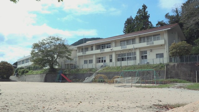 異臭騒ぎがあった神代小学校　新見市神郷下神代