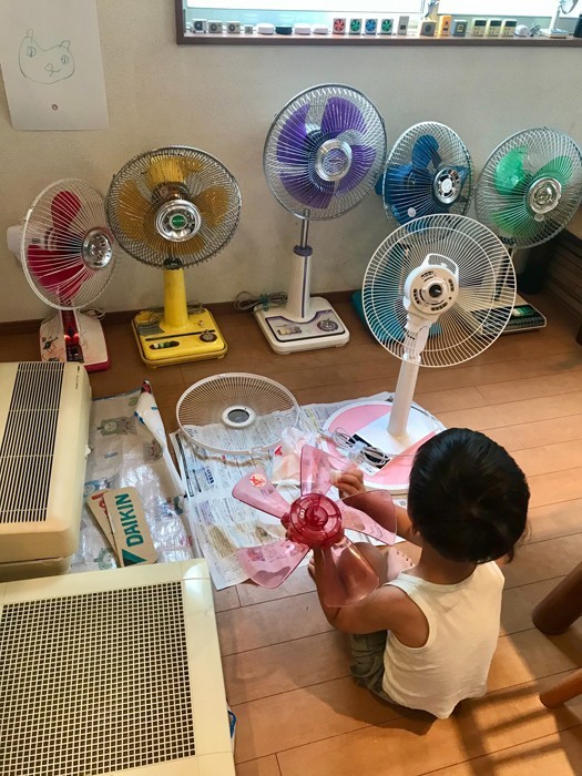 次男くんは、レトロ扇風機好きとしても知られています。なみそさんの子供の好きを摘まない子育ても話題に（提供：なみそさん）