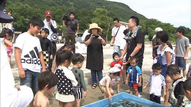 豊かな資源を守ろう　海の日に子どもたちがヒラメやタイの稚魚を放流　高松市