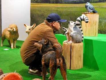 木で生み出す、動物たち　犬や猫…６０点の彫刻展