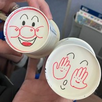 CAから手渡された、イラストが描かれた紙コップ。中にはキャンディーが入っていた／ぽんさん（@oyatsu_panpon）提供