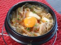 「平べったい生マロニーちゃんのスンドゥブ」（提供）