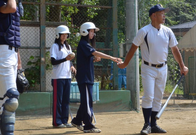 ノックのため、マネジャーからボールを受け取る日吉ケ丘高監督時代の立田さん（右端）＝２０１７年、京都市東山区・同高