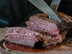 大好きな肉を、食べない友人の前で食べる。友人は嬉しそうに私を見た