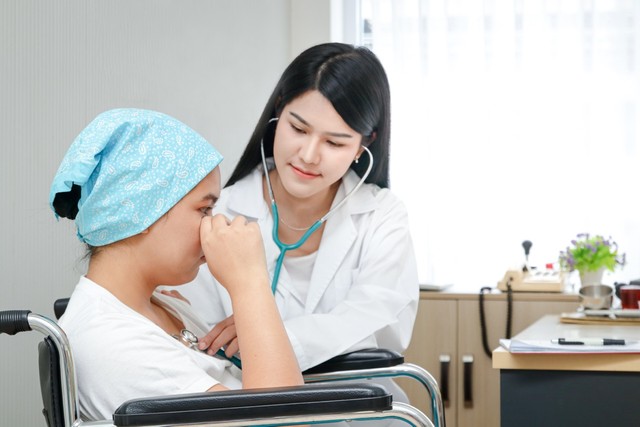 先に診療していた医師よりも、後から診療した医師のほうが診断や治療を的確に行いやすいといわれています（SUPERMAO/stock.adobe.com）