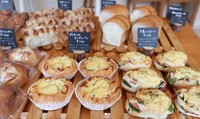 「あんこバターパン」以外にも毎日12〜20種類の手作りパンが店頭に並ぶようです