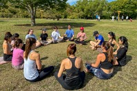 福岡市のデジタルノマド誘致イベント「Colive Fukuoka」で朝ヨガのプログラムに参加したデジタルノマドたち＝2024年10月25日、福岡市の舞鶴公園、遊行提供