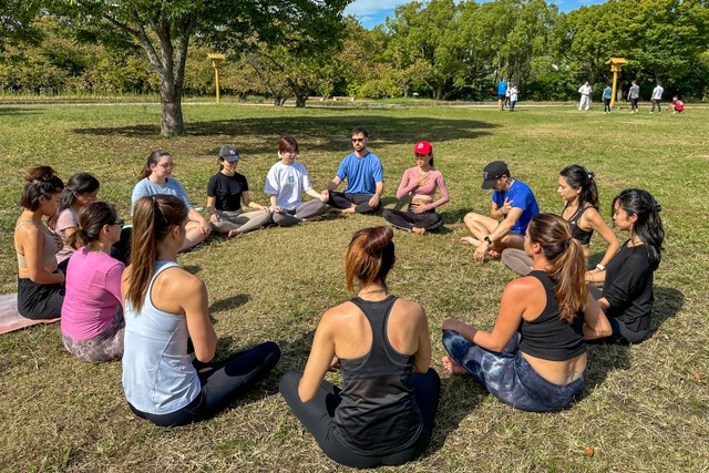 福岡市のデジタルノマド誘致イベント「Colive Fukuoka」で朝ヨガのプログラムに参加したデジタルノマドたち＝2024年10月25日、福岡市の舞鶴公園、遊行提供