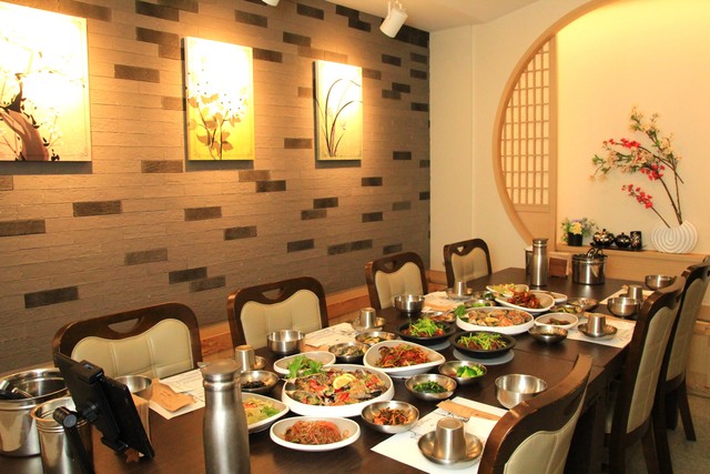 韓国ドラマ「ソンジェ背負って走れ」に出演した俳優のピョン・ウソクさんも訪れた個室。カンジャンケジャン＆コッケムチム定食は1人前24000 ウォン。