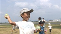 暑さを吹き飛ばせ！親子で水風船バトル　約4000個を投げ合い　高松市