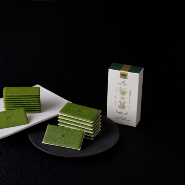 右が2007年発売の「茶の菓」、左が2026年4月発売の「茶の菓うすやき」