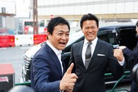 国民民主党の玉木雄一郎代表（左）とガッツポーズする須藤元気元参院議員＝都内