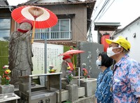 米子市の加茂川沿いにある、２作目の咲い地蔵。ちなみに初代の咲い地蔵は現在は所在不明だという（資料）