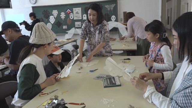 子どもたちが作家とたこ作り　瀬戸内国際芸術祭の会場でワークショップ　香川・小豆島