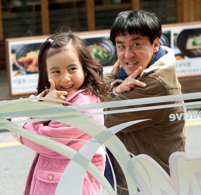 名作映画「7番房の奇跡」より（(C)NEXT ENTERTAINMENT WORLD Inc. & FINEWORKS Co., Ltd. All Rights Reserved.）