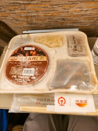 こちらが中国の新幹線で提供される食事（すどさん提供）