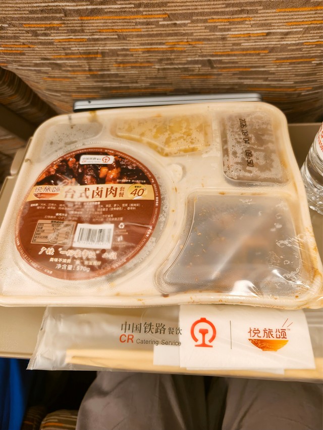 こちらが中国の新幹線で提供される食事（すどさん提供）