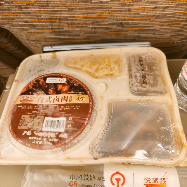 こちらが中国の新幹線で提供される食事（すどさん提供）