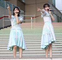 熱唱するＳＴＵ48の石田千穂（左）と中村舞＝2025年