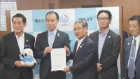 「四国新幹線整備促進期成会」のメンバーらが要望書を塩見英之事務次官に提出
