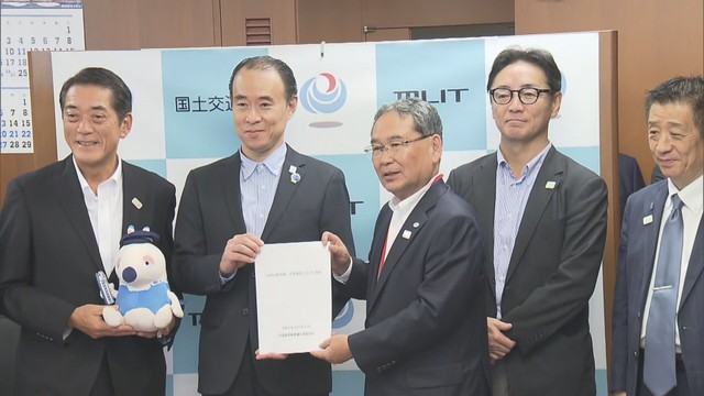 「四国新幹線整備促進期成会」のメンバーらが要望書を塩見英之事務次官に提出