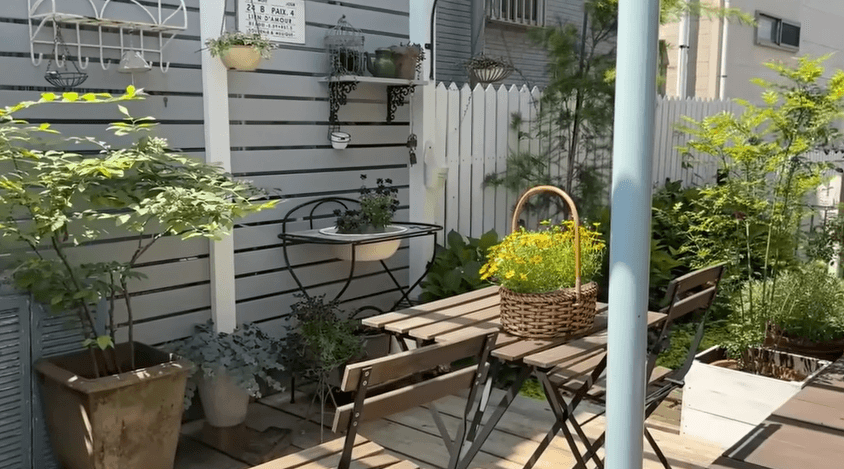 カフェスペースにはライトをつけて夜もおしゃれに／akaneさん（@DIY-akane24）提供