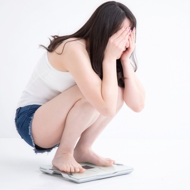 16時間断食ダイエットを続けているのに痩せない…　※画像はイメージです（FineGraphics/photoAC）