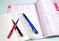 大路さんの持っている左利き用や左右兼用の文房具類。手帳は、スケジュール欄とメモ欄の位置や、ページを開く方向が通常とは逆だ