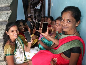 インドの女性を水くみの重労働から自由に　NPOがビジネスの手法で起こす意識の変化　