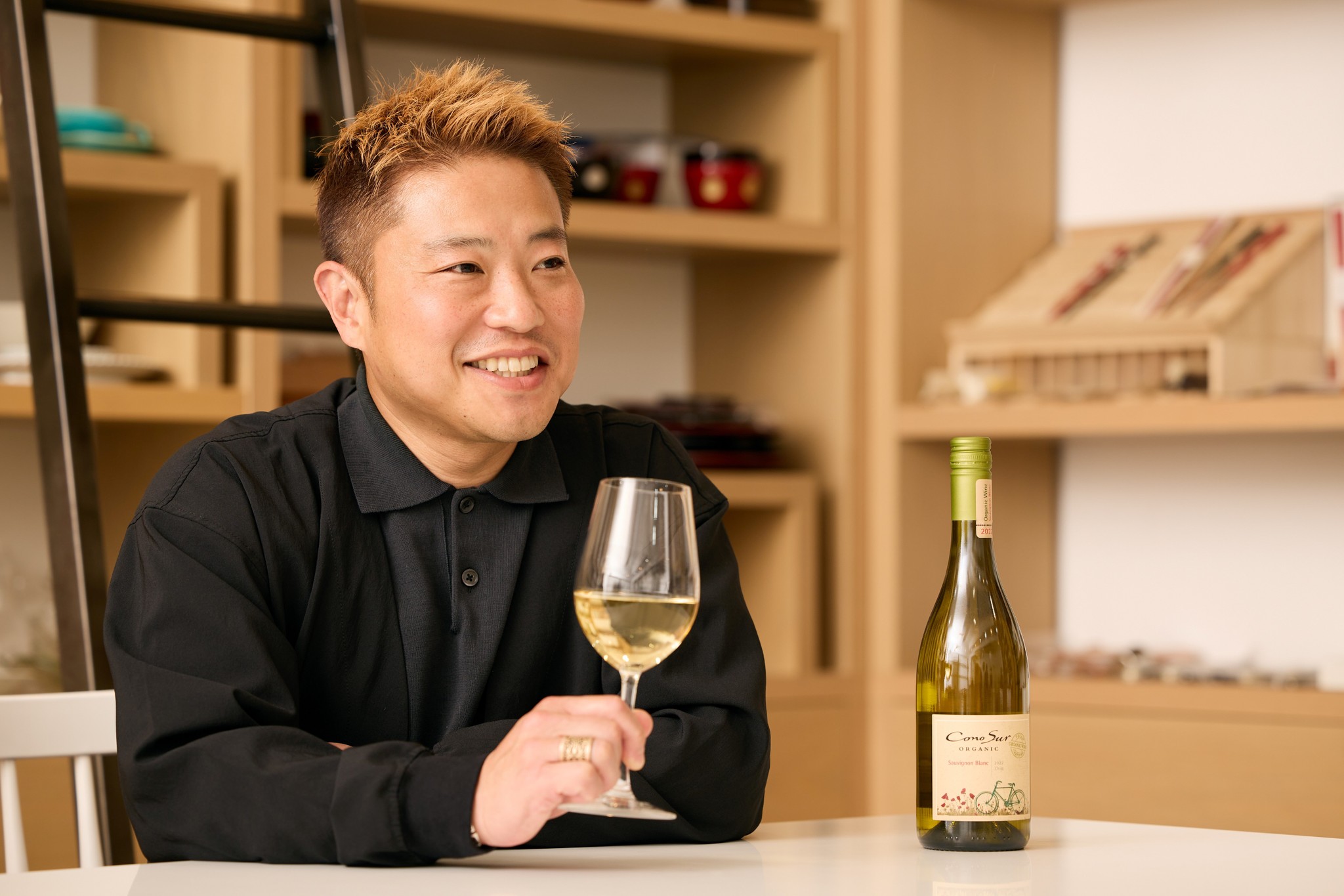 コノスルのオーガニックワインを楽しむ料理家の栗原心平さん