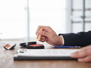 贈与契約書に必要な印紙はいくら？　貼り方や消印の注意点を解説