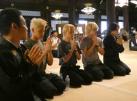 御影堂を参拝し合掌するメンバー（京都市下京区・東本願寺）