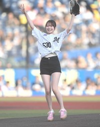 スタンドの拍手に応える新谷姫加＝ZOZOマリンスタジアム