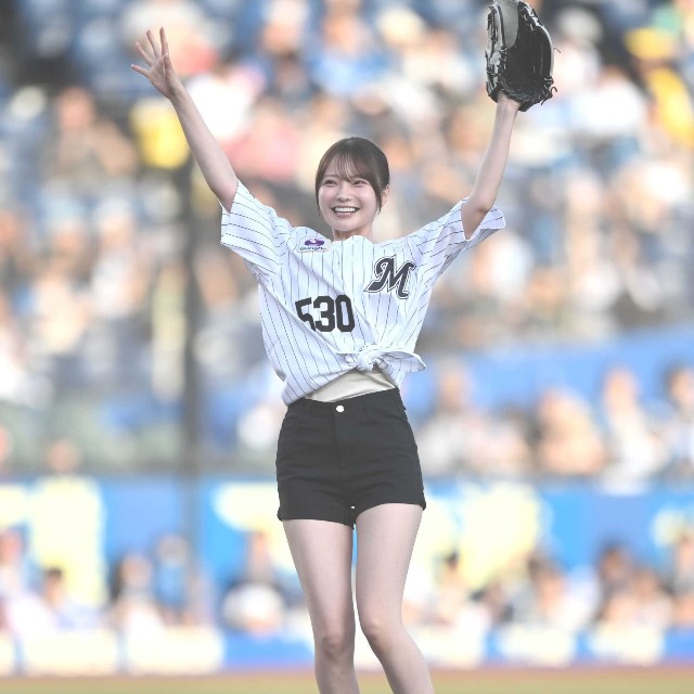 スタンドの拍手に応える新谷姫加＝ZOZOマリンスタジアム