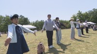 大学生と一緒に踊る子ども