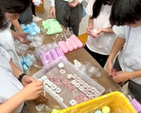 カプセルに梱包。信楽駅にガチャガチャが設置される　画像提供：信楽高等学校
